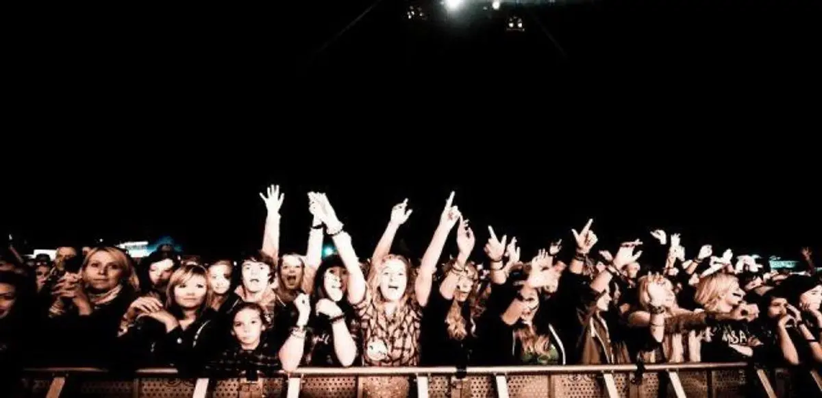 Concert Etiquette: How to Be a Respectful Fan at Live Events - YORD